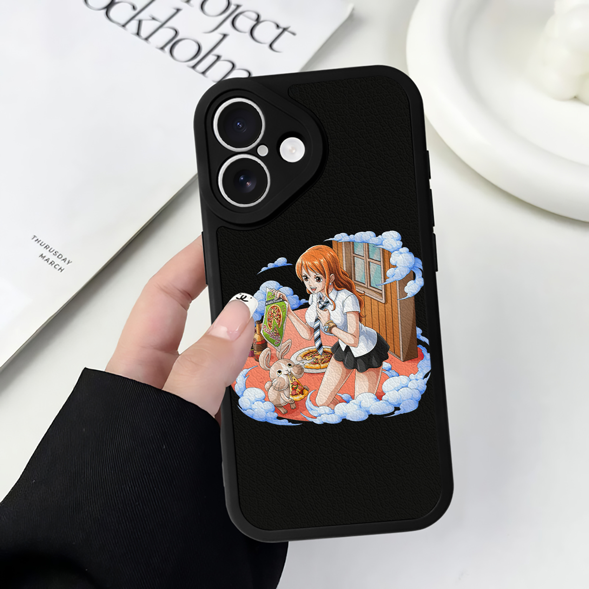 （画像用） ワンピース ナミ ONE PIECE Nami 【iPhone 16シリーズ対応】シリコンスマホケース（レザー調） 材質：シリコン